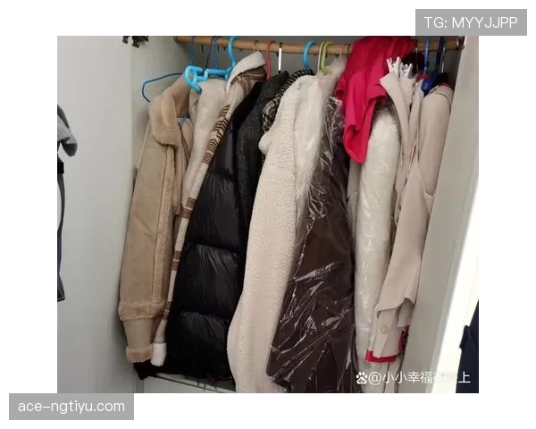 贾一凡随手一拍，衣帽间全是限量款，我的衣柜瞬间沉默